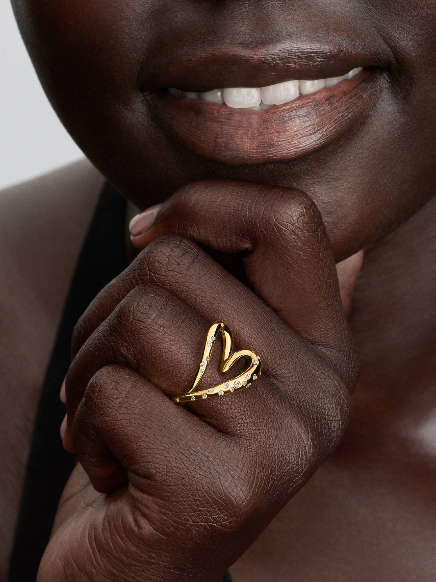 Anillo Corazón con forma orgánica engastado con piedra 