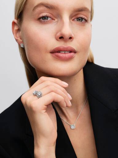Anillo cuadrado con halo brillante