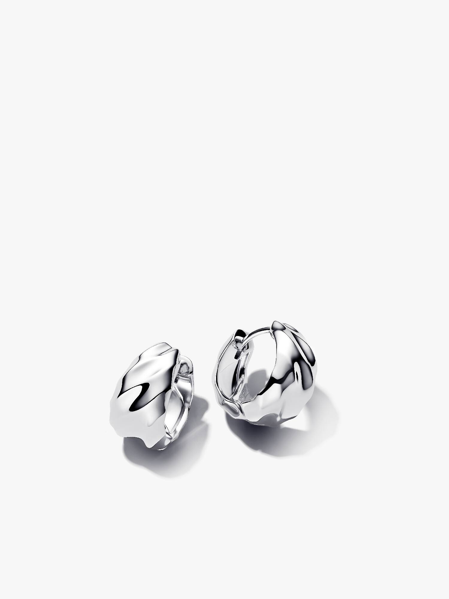Aretes de aro ondulados pequeños