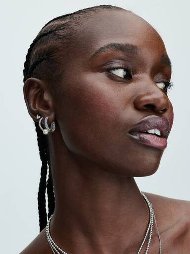 Aretes de Aro Perlas Cultivadas de Agua Dulce Tratada y Pavé