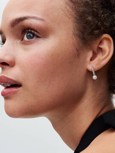Aretes de Aro Perlas Cultivadas de Agua Dulce Tratada y Pavé